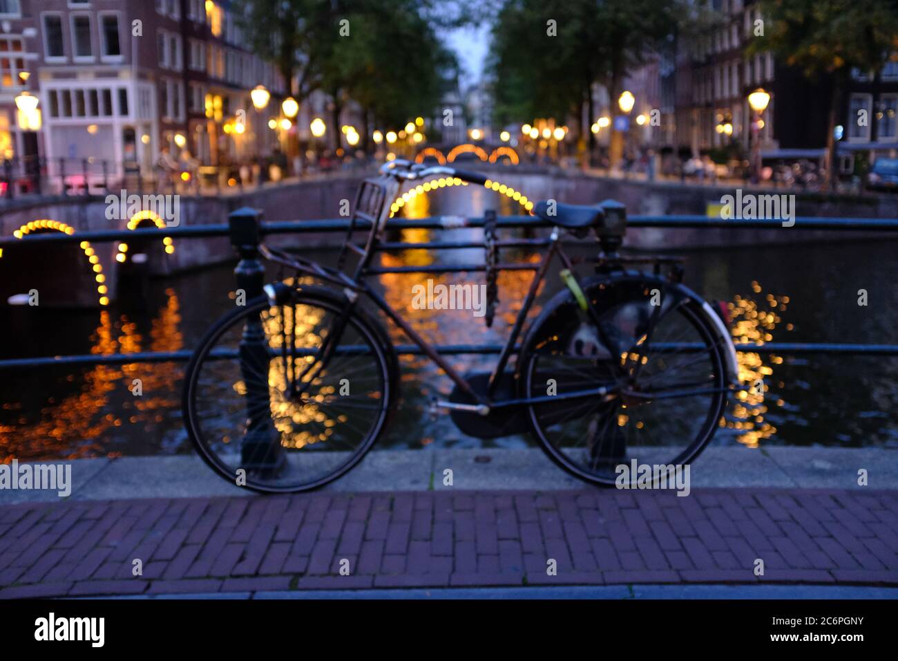 Ein holländisches Fahrrad auf einer Amsterdamer Brücke im Kanalviertel Stockfoto