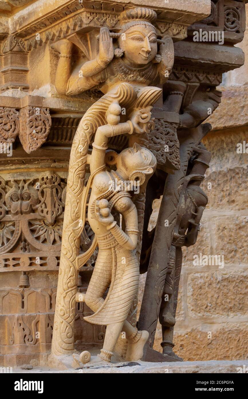 Jaisalmer, Rajasthan, Indien- Feb 18,2020.A Ansicht der Skulptur auf Jain Temple Wänden Stockfoto