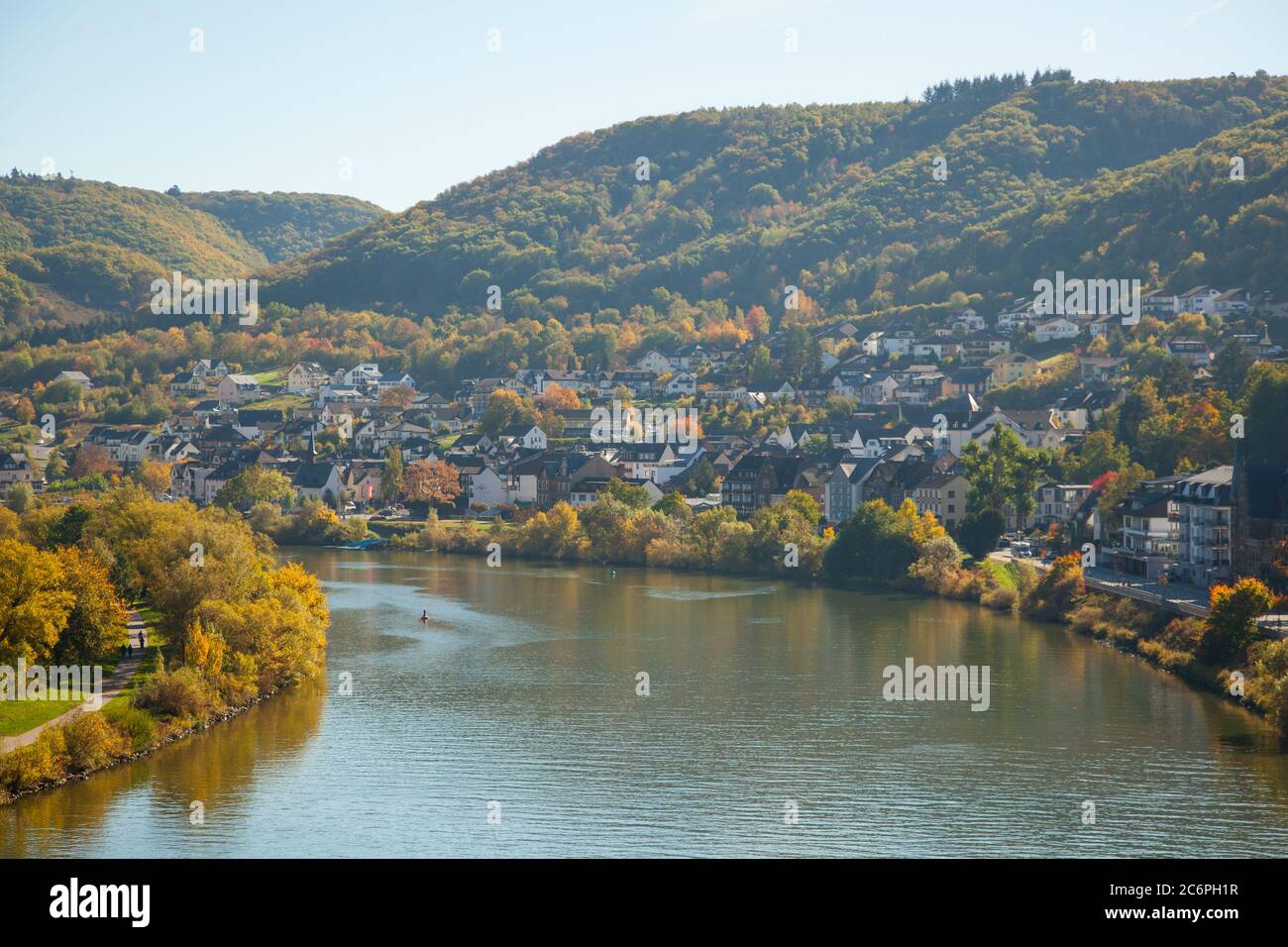 Herbststadt Cochem in Deutschland. Viele Häuser auf dem Berg zwischen den Weinbergen und der Mosel. Stockfoto