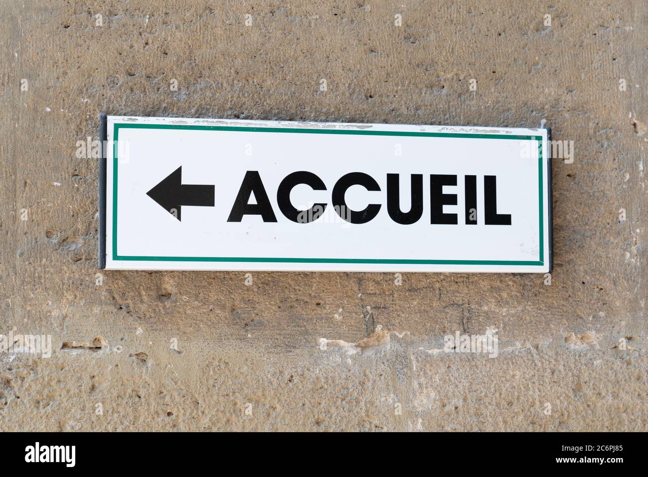 Frankreich Wandschild zeigt Richtung Accueil bedeutet Empfang in französisch Stockfoto