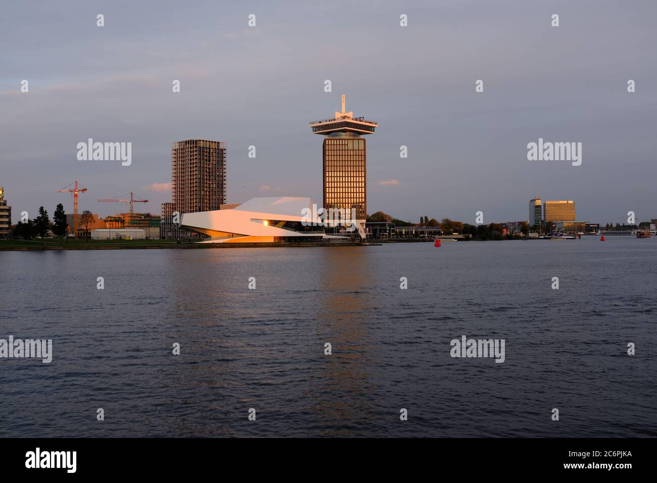 Amsterdamer Hafengebiet in der Nähe des Zentrums vom Fluss IJ aus gesehen mit dem Adam toren und dem AUGENFILMMUSEUM Stockfoto