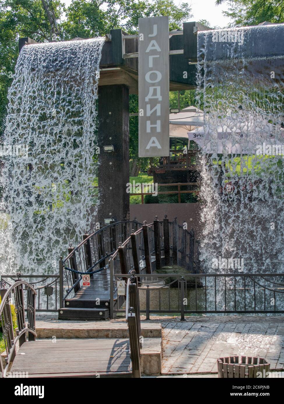 Künstlicher Wasserfall, Park 'Potok' Jagodina, Serbien. Vestacki Vodopad Stockfoto