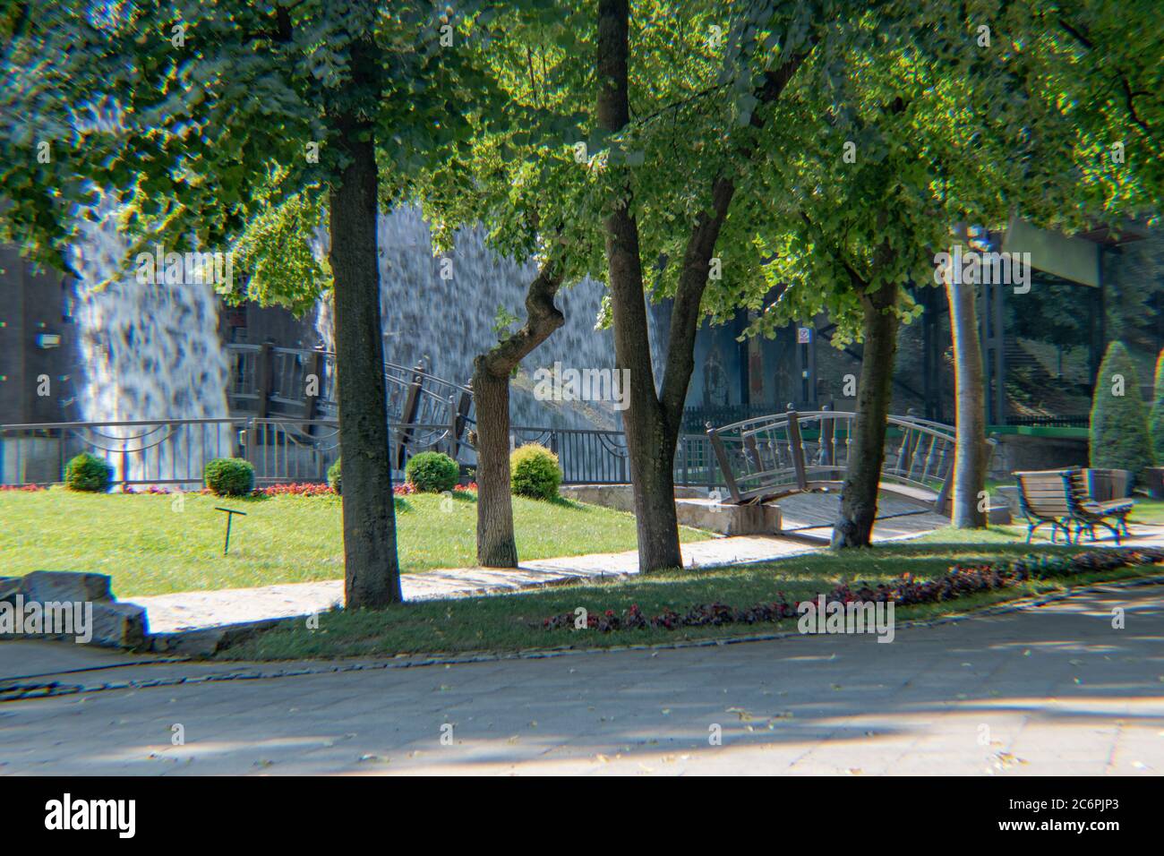 Künstlicher Wasserfall, Park 'Potok' Jagodina, Serbien. Vestacki Vodopad Stockfoto