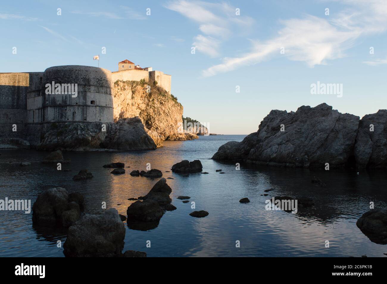 Stadtmauern mit Blick auf das Meer in Dubrovnik zeigt Fort Bokar auf schiere Felsen gebaut und umgeben von sauberen Adria Stockfoto