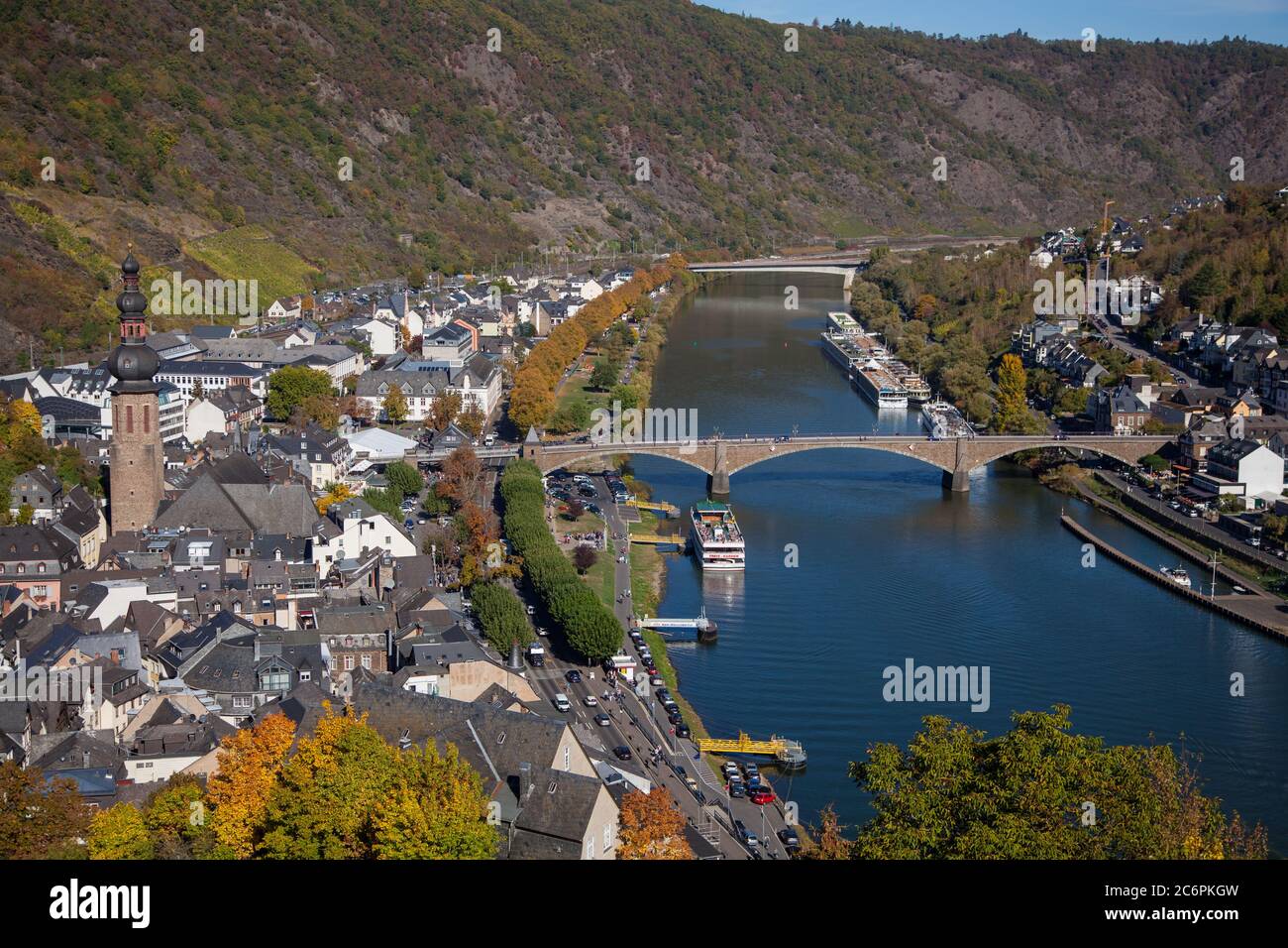 Herbststadt Cochem in Deutschland. Viele Häuser auf dem Berg zwischen den Weinbergen und der Mosel. Stockfoto