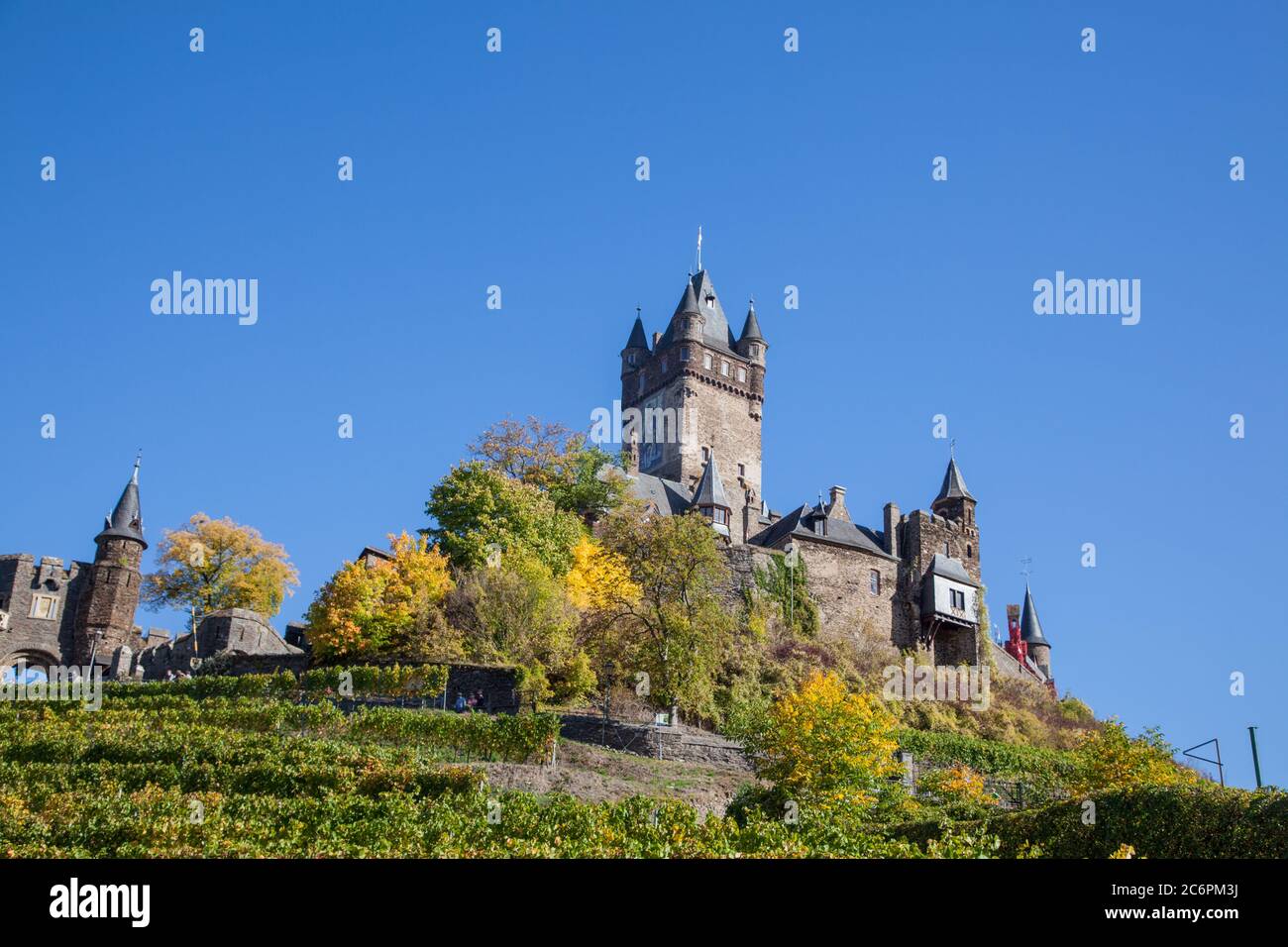 Reichsburg auf dem Berg in Cochem Deutschland im Herbst. Herbst Deutschland Stockfoto