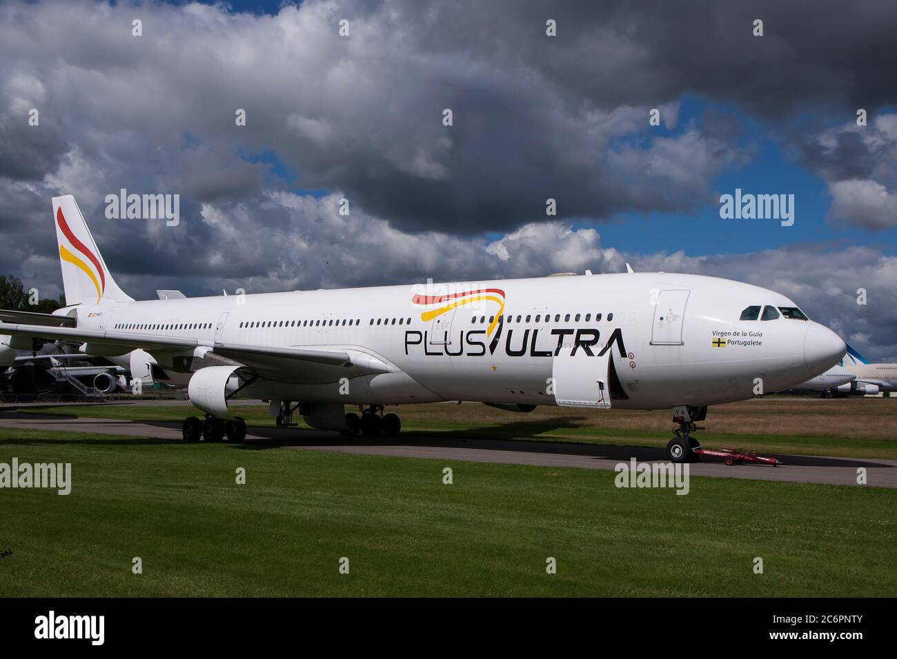 EC-MFA Airbus A340-313 von Plus Ultra am Flughafen Cotswold, Kemble, GBP für die Verschrottung mit Air Salvage International. Stockfoto