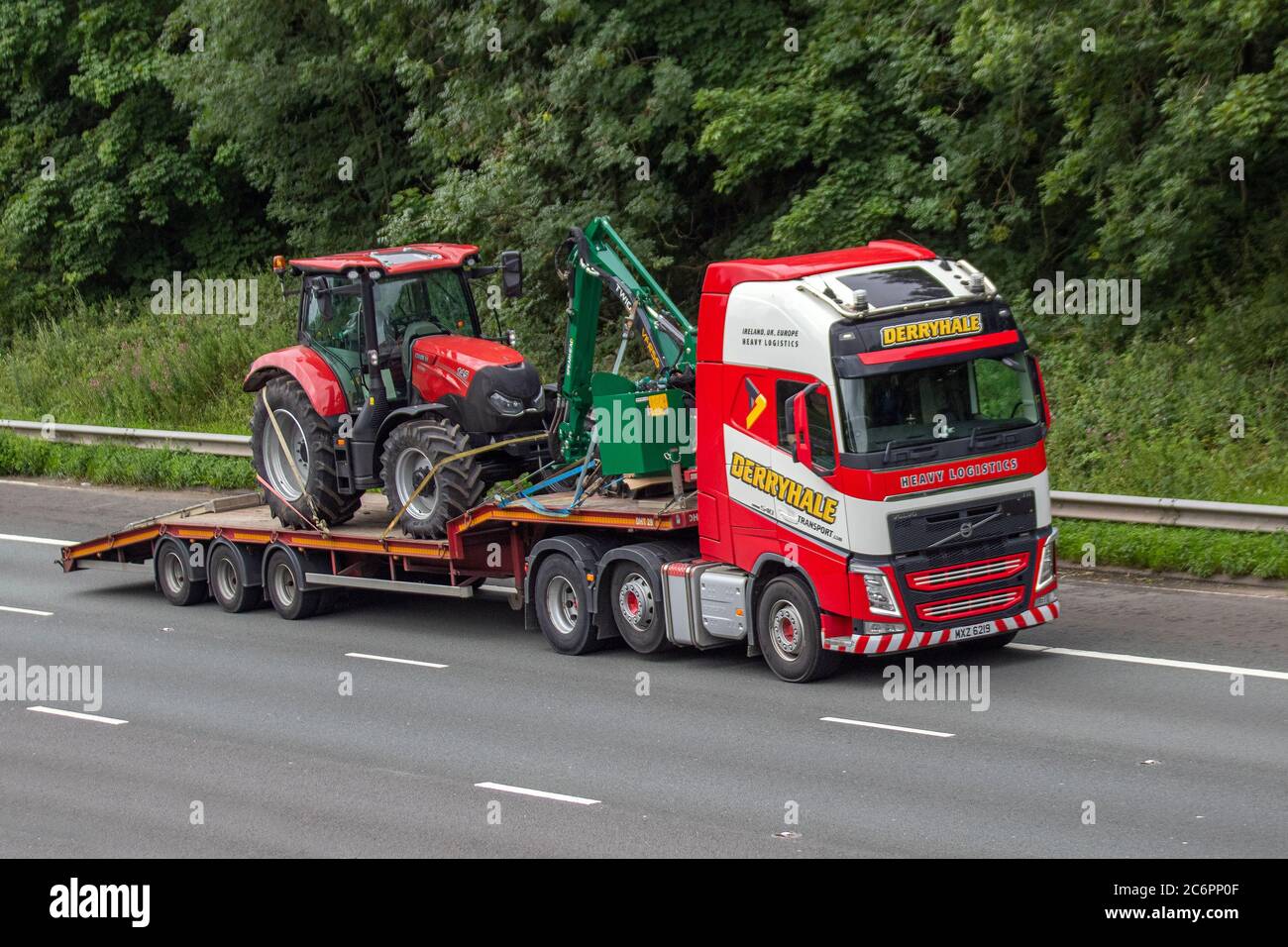 DerryHale Irland Spedition Lieferwagen, LKW, Transport, LKW, Landmaschinen Frachtführer, Volvo 540 Fahrzeug, Europäische kommerzielle Transportindustrie LKW, M6 in Manchester, UK Stockfoto