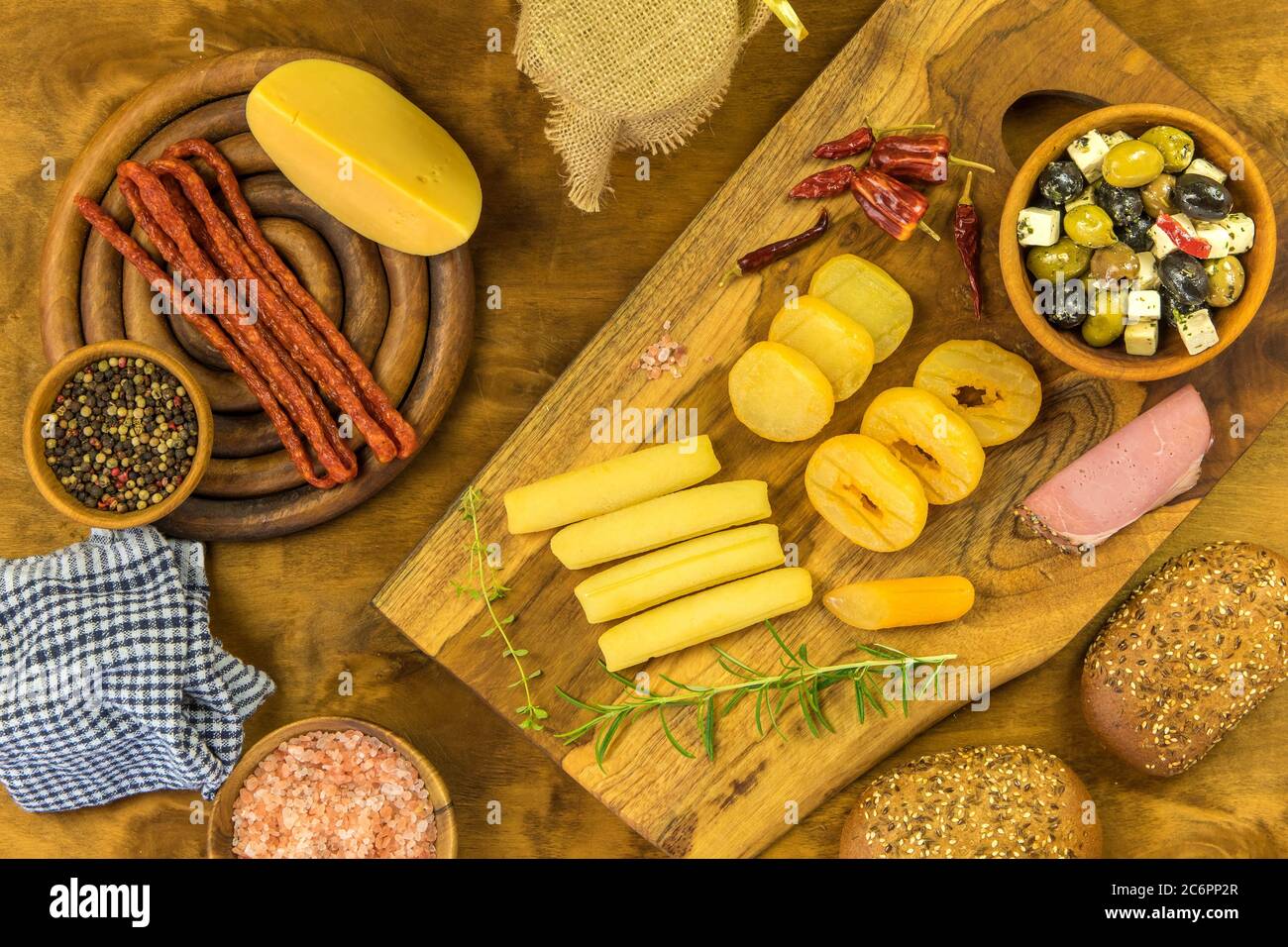 Böhmischer stinkender Käse - Olomoucke tvaruzky. Stinkender Käse. Aromatische Delikatesse. Milchprodukte. Traditioneller tschechischer Käse. Stockfoto