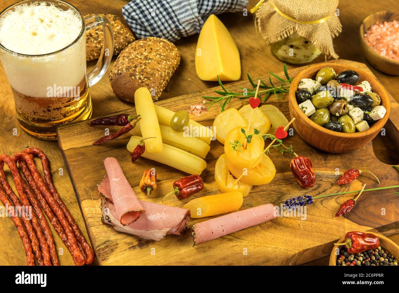 Böhmischer stinkender Käse - Olomoucke tvaruzky. Stinkender Käse. Aromatische Delikatesse. Milchprodukte. Traditioneller tschechischer Käse. Stockfoto