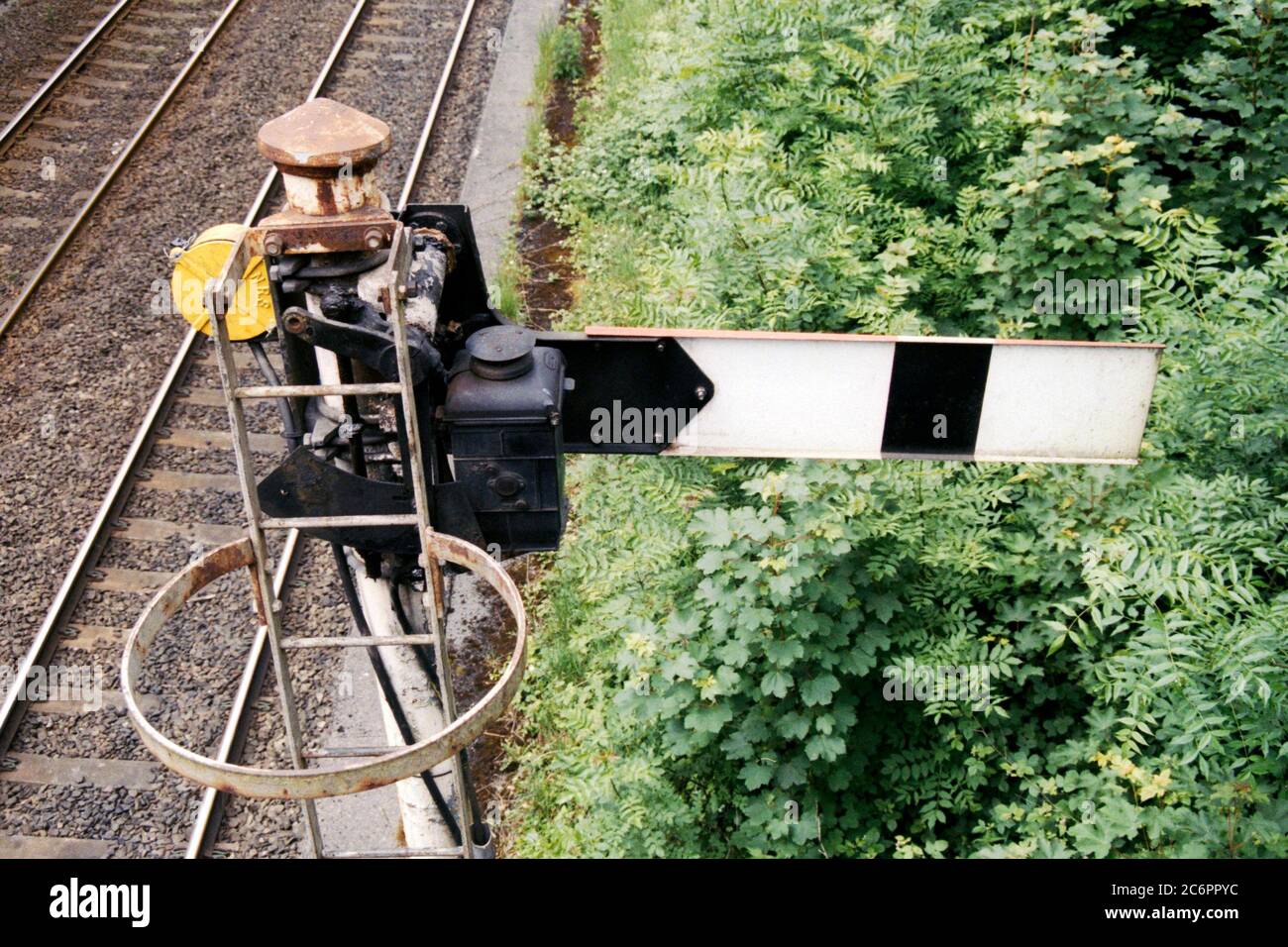 Semaphore-Signal auf der linken Seite der Grindleford Station. Stockfoto