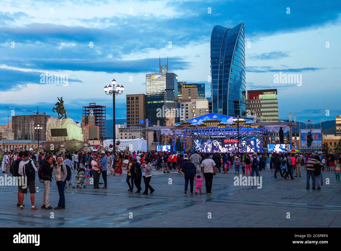 ULAANBAATAR, MONGOLEI - 11. JULI 2016: Feier des traditionellen Naadam-Festivals auf dem Chingis-Platz oder dem Sukhbaatar-Platz in Ulaanbaatar oder Ulan Bator Stockfoto