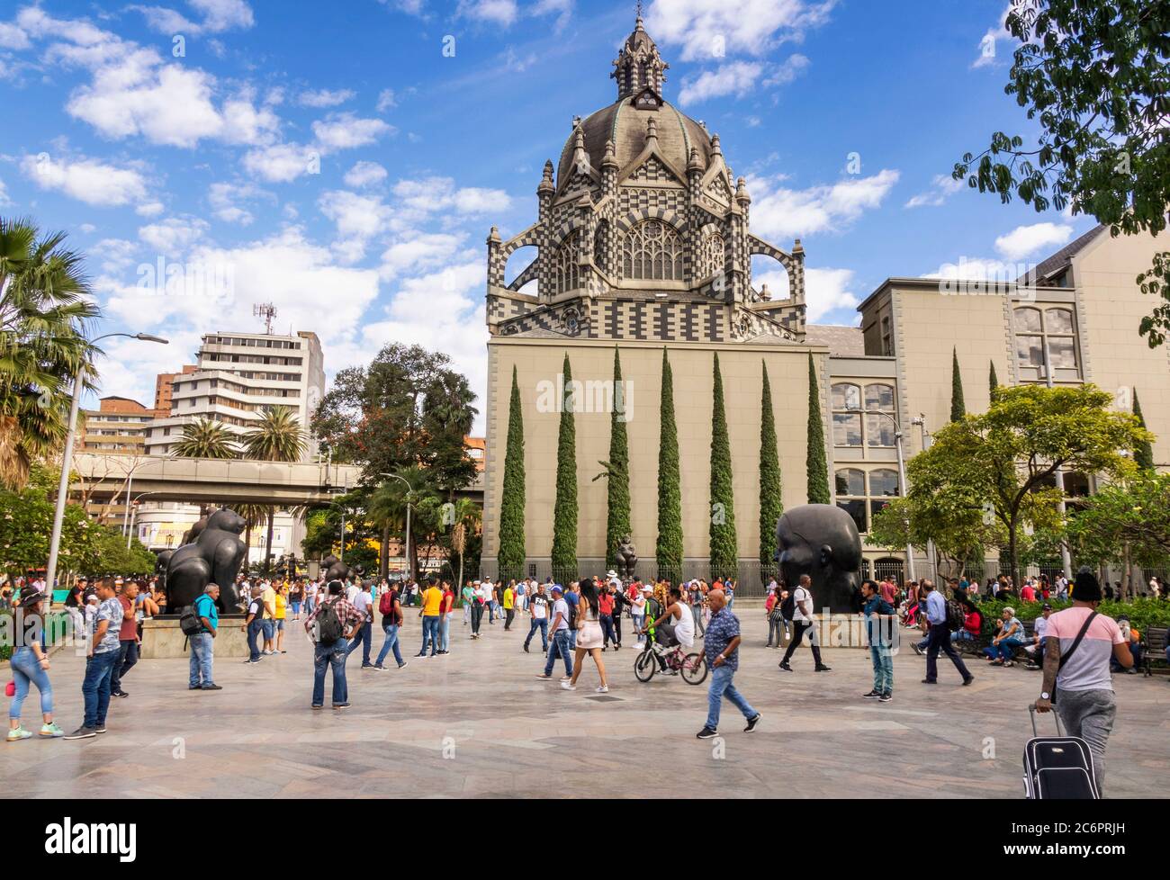 Medelin, Kolumbien - 12. Januar 2020: Die Plaza Botero enthält 23 Skulpturen, die von Medellins Sohn und Kolumbiens berühmtestem Künstler Fern gestiftet wurden Stockfoto