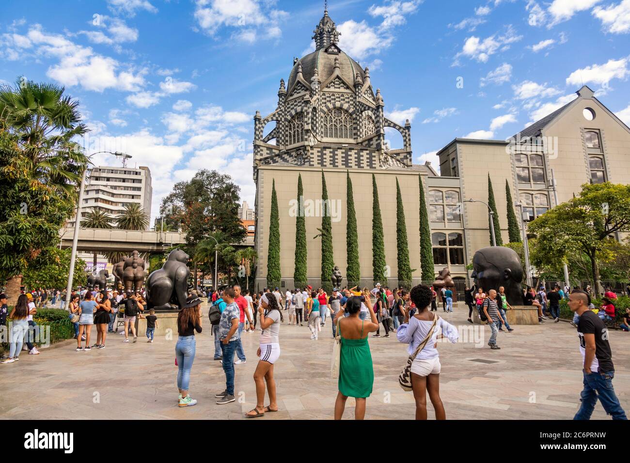 Medelin, Kolumbien - 12. Januar 2020: Die Plaza Botero enthält 23 Skulpturen, die von Medellins Sohn und Kolumbiens berühmtestem Künstler Fern gestiftet wurden Stockfoto