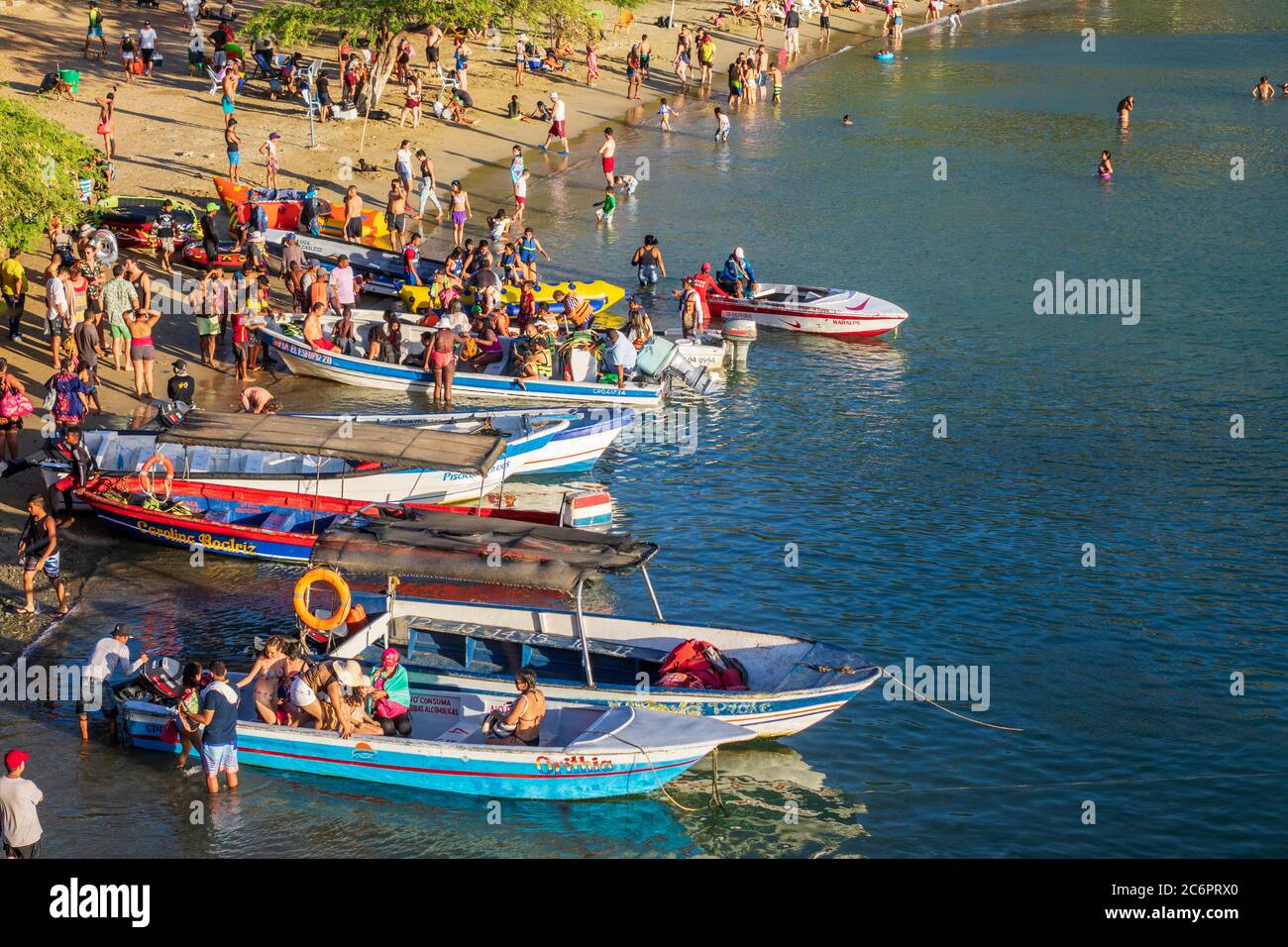 Taganga-Santa-Marta-Kolumbien, 01. März 2020: Die karibische Küste von Taganga, Colombi Stockfoto