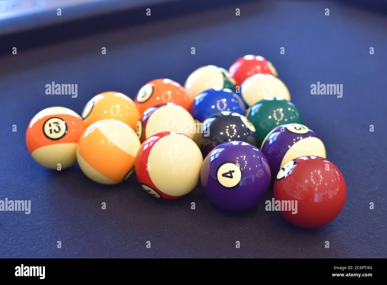 Schwarzer Billardtisch, Snooker Pool 8ball - Nahaufnahme eines Mannes, der Billard spielt Stockfoto