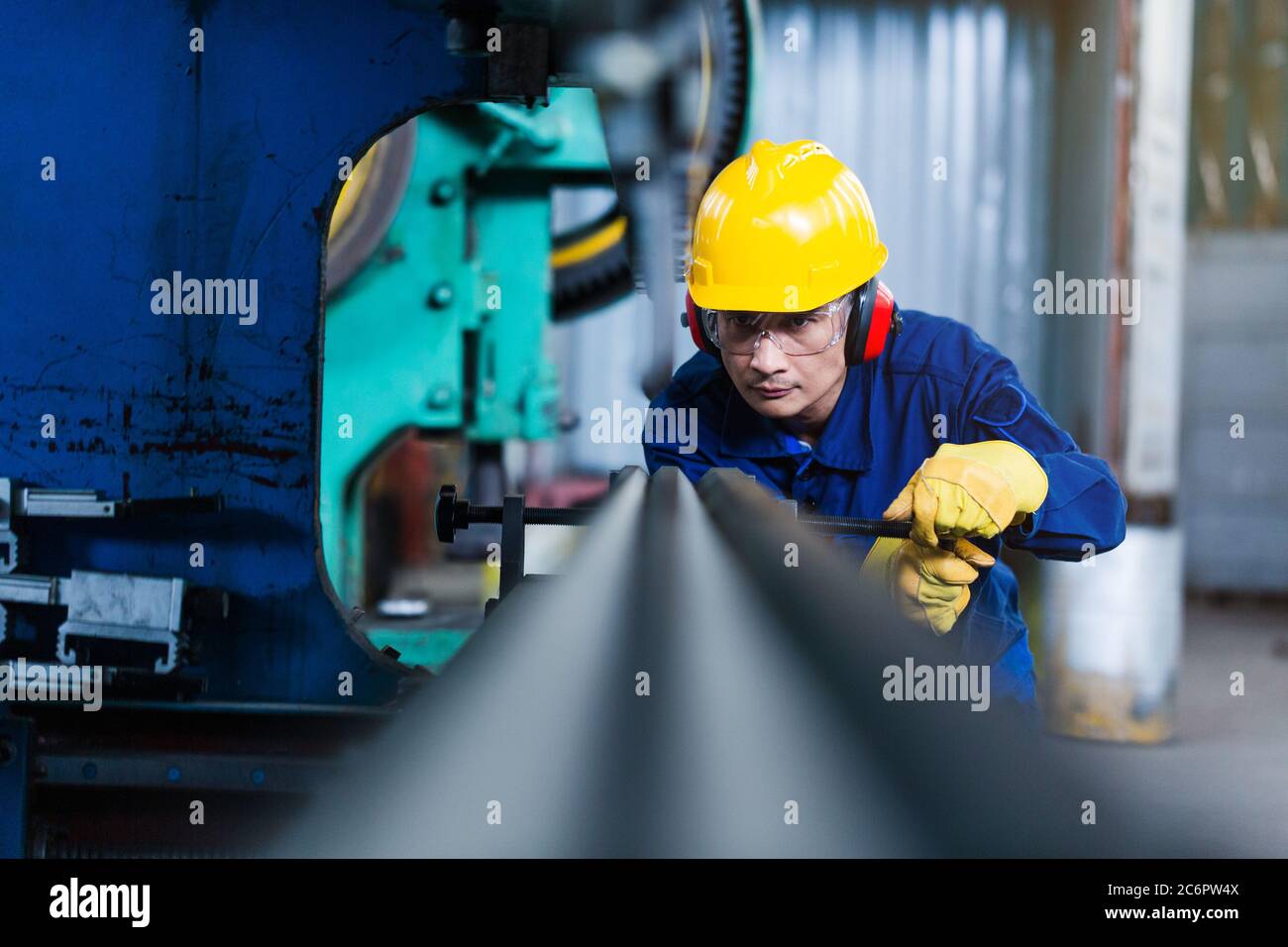 Asiatische Arbeiter mit CNC Plasma Cutter Stockfoto