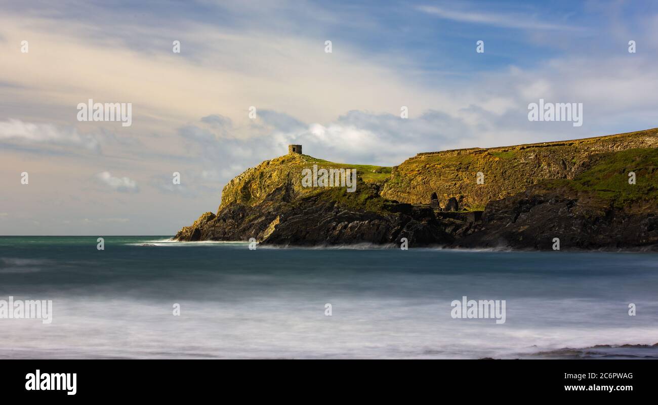 Der Wachturm, ein kleiner Turm auf den Klippen am Strand von Abereiddy, pembrokeshire, Wales, Großbritannien Stockfoto