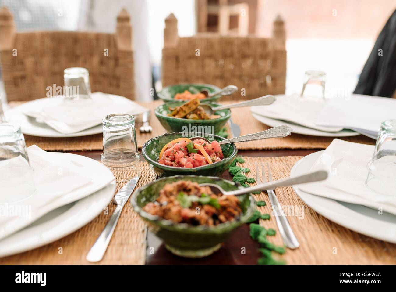 Kleine Servierschüsseln mit bunten Salaten auf einem Tisch im Freien in Marrakesch, Marokko Stockfoto