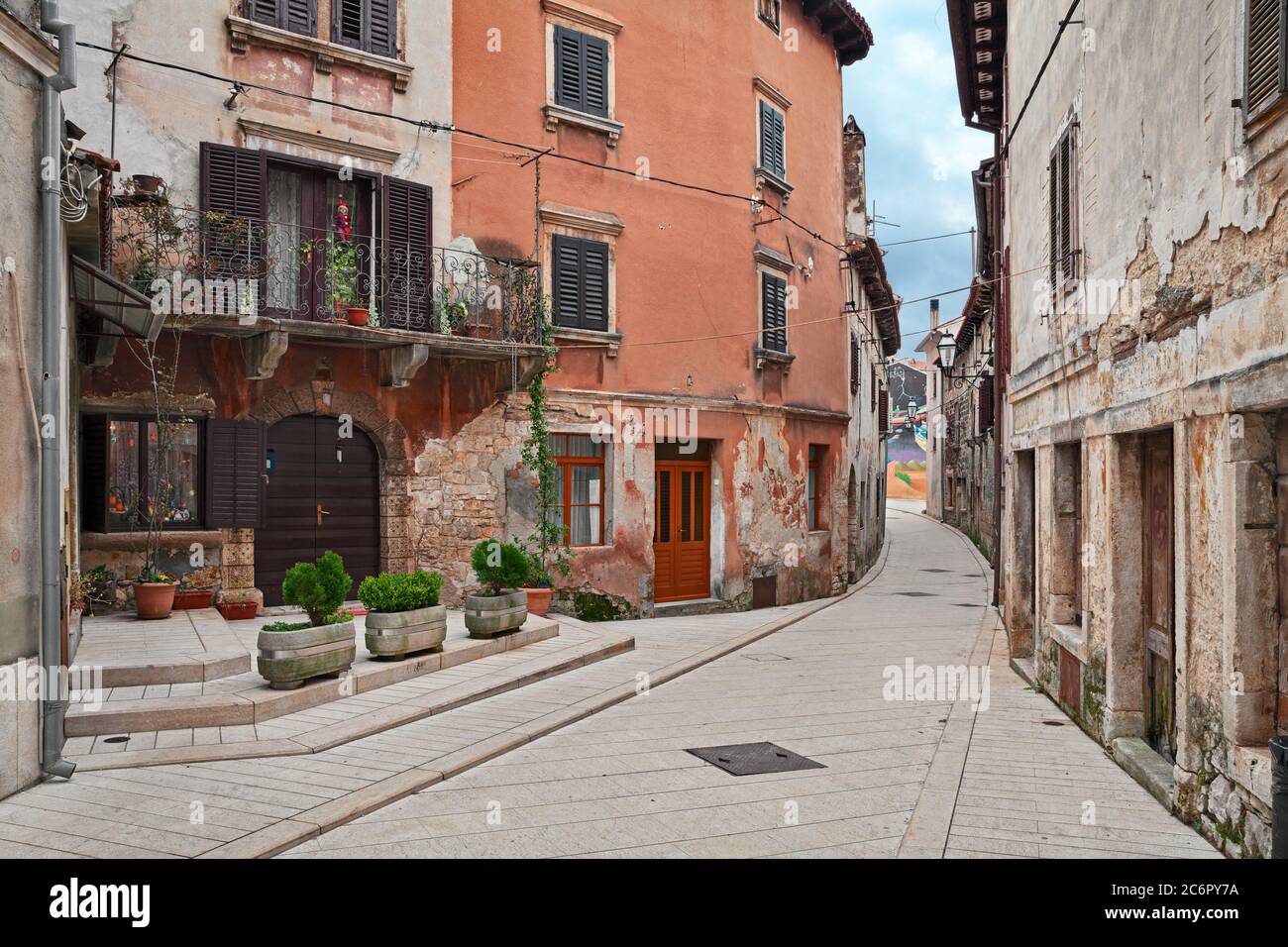 Vodnjan, Istrien, Kroatien: Malerische alte Gasse mit alten Häusern in der mittelalterlichen Stadt in der Nähe von Pula Stockfoto