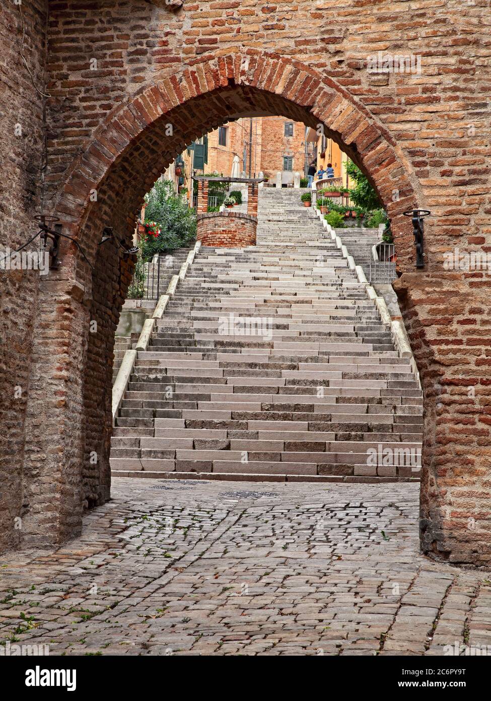 Corinaldo, Ancona, Marken, Italien: Eingang der mittelalterlichen Stadt mit der alten langen Treppe und dem berühmten Brunnen Polenta Stockfoto