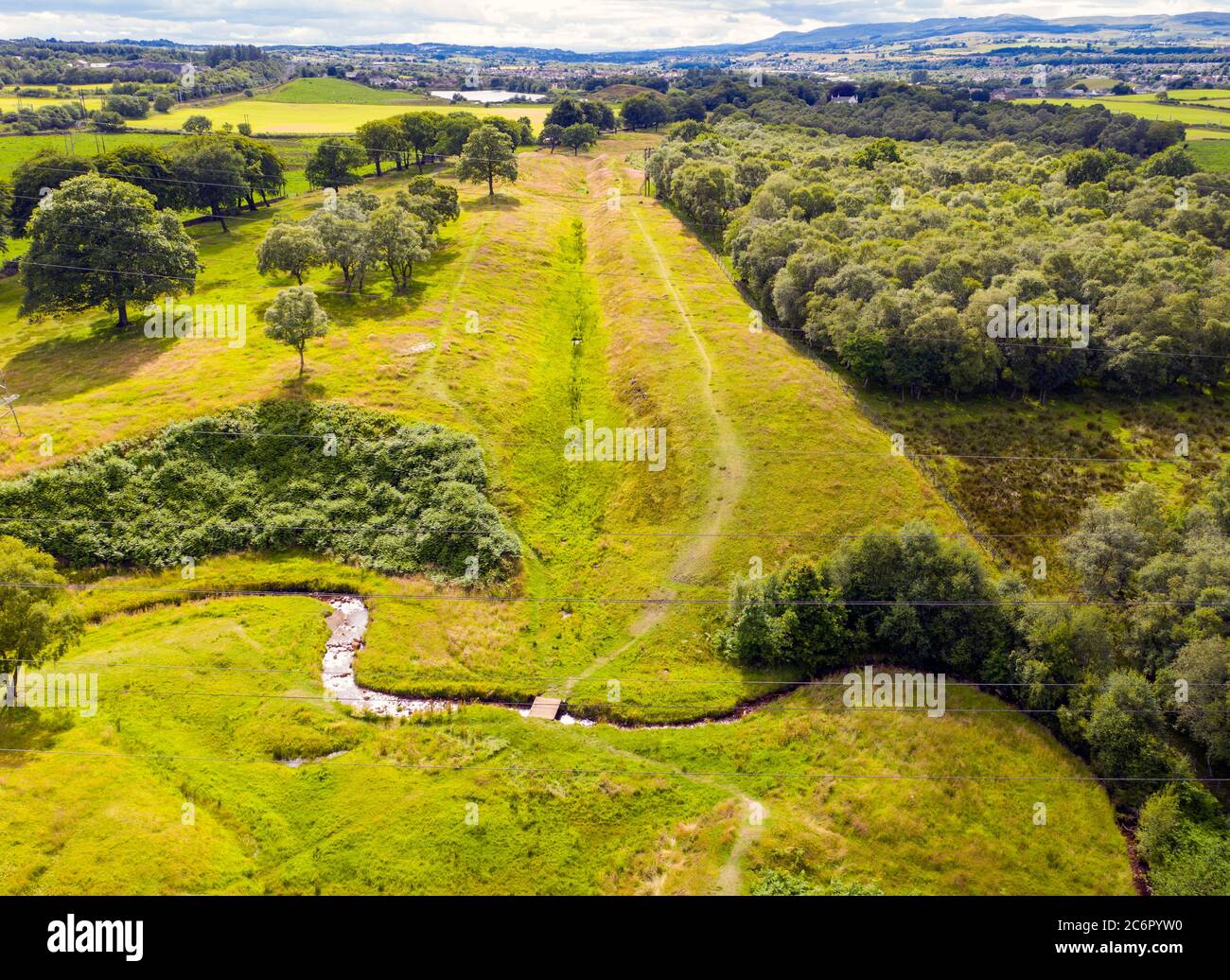 Luftaufnahme der Antonine Wall am Rough Castle Fort, einem römischen Verteidigungsfort in der Nähe von Falkirk, Schottland, Großbritannien. Stockfoto