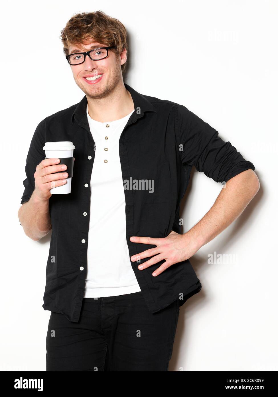 Junger Mann trinkt Kaffee Porträt Stockfoto