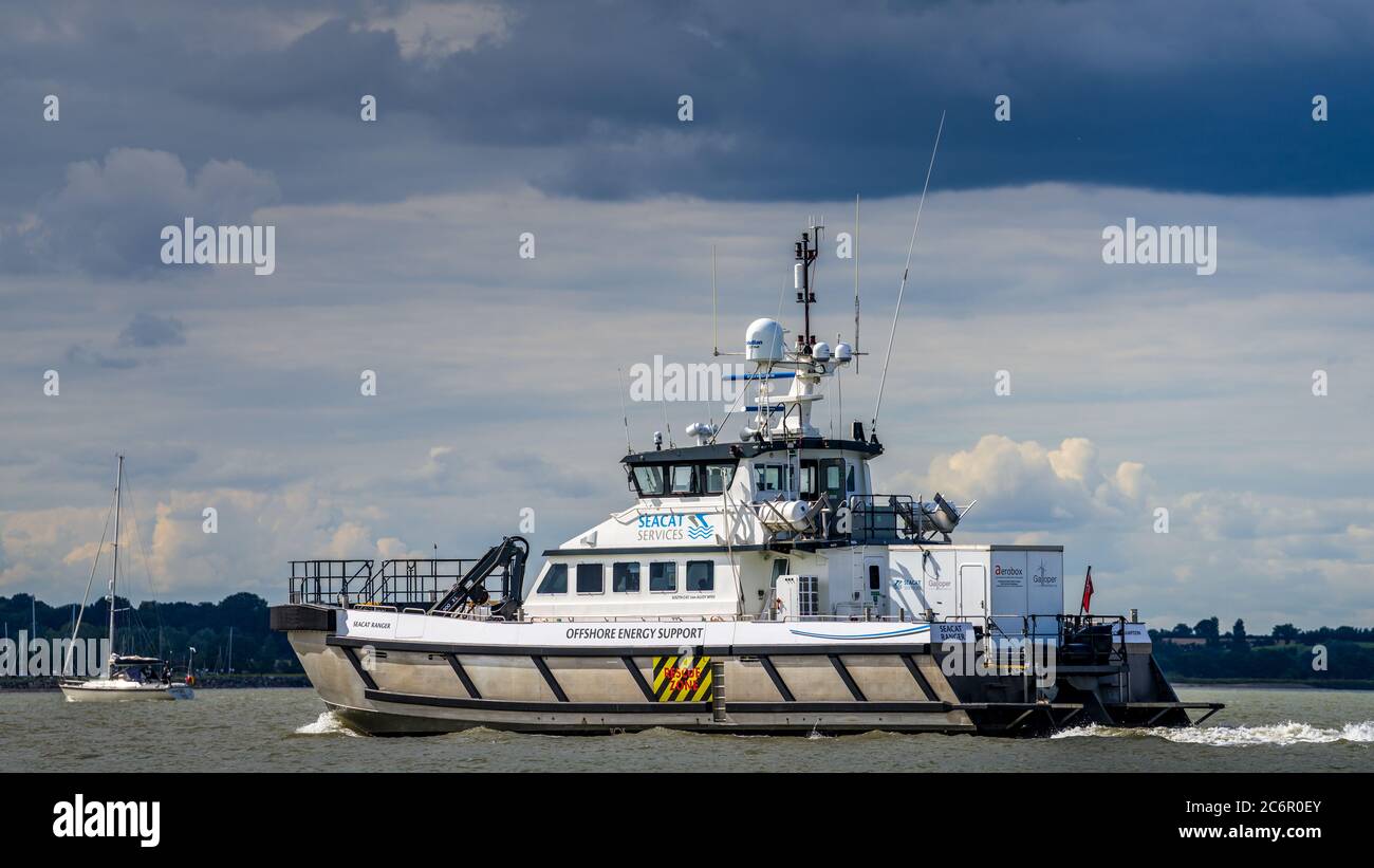 Seacat Ranger - Fast Offshore Support und Supply Vessel Eingabe Harwich Haven. Betrieben von Seacat Services zur Unterstützung von Offshore-Windparks. Stockfoto