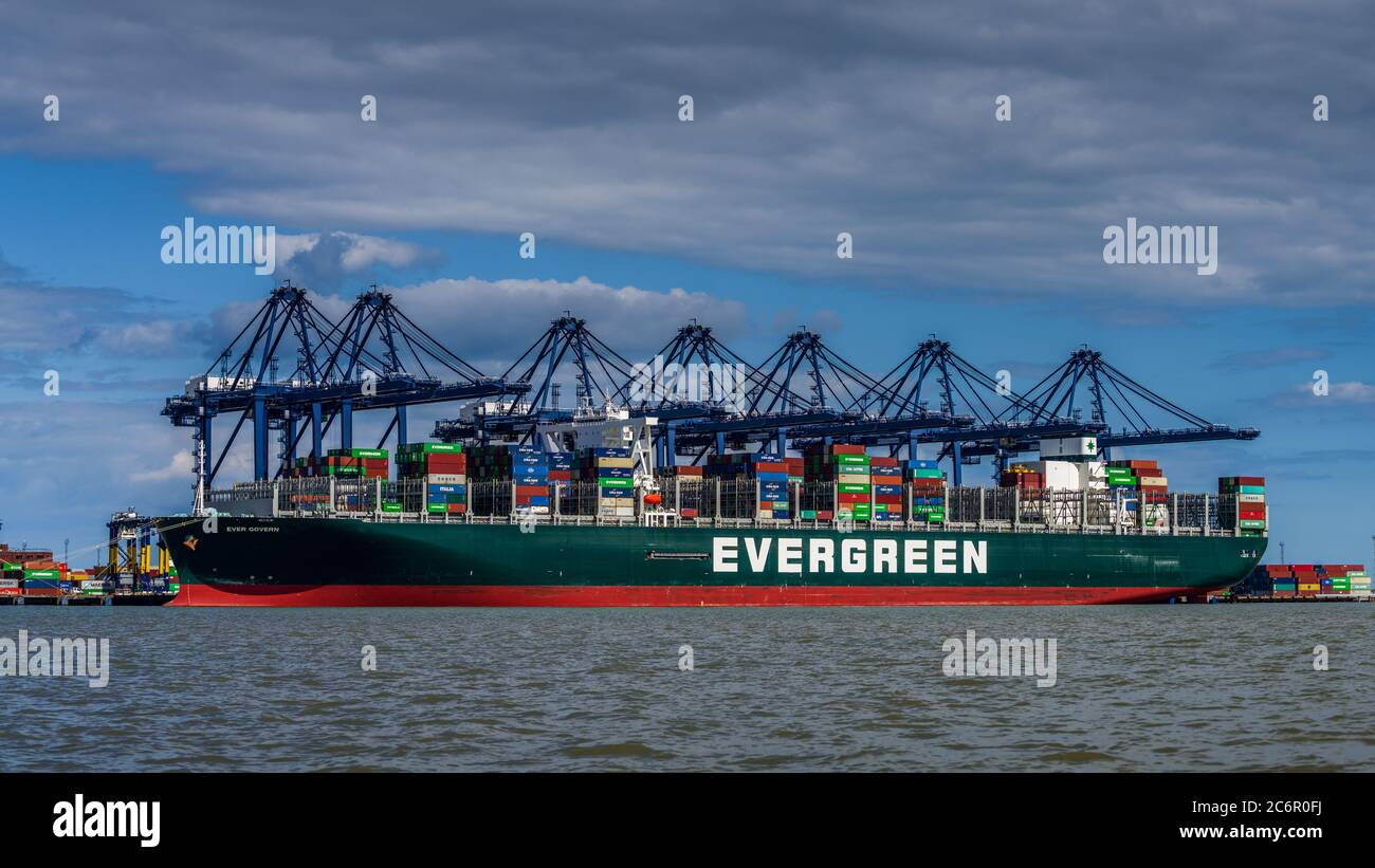 Evergreen Container Ship - das taiwanesische Evergeen Container Schiff regiert jemals die Entladungen von Containern im Felixstowe Port, Großbritannien. Stockfoto