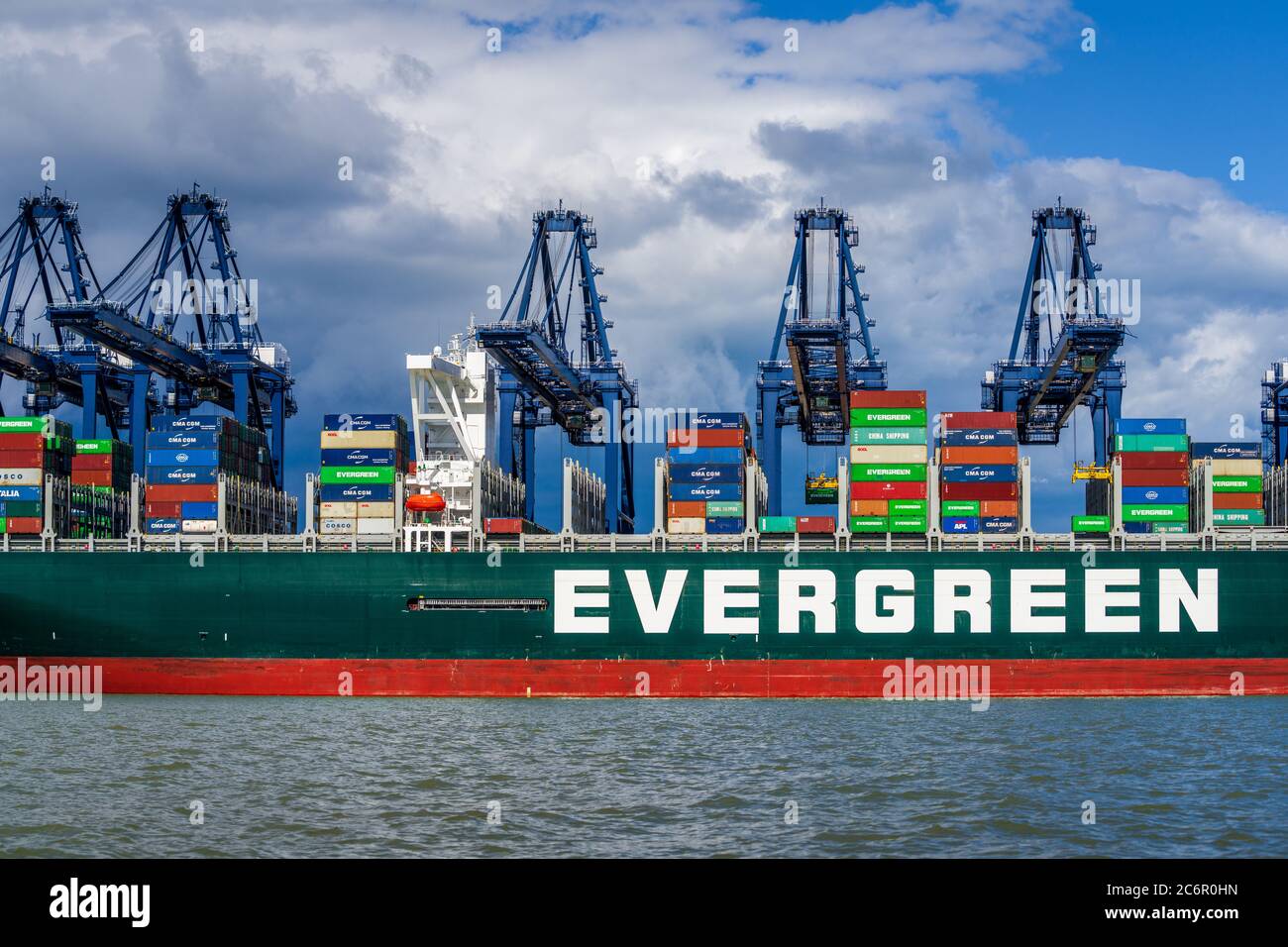 Evergreen Container Ship - das taiwanesische Evergeen Container Schiff regiert jemals die Entladungen von Containern im Felixstowe Port, Großbritannien. Stockfoto