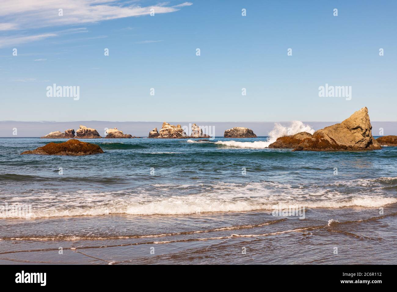 Ship Rock Sea stapelt sich mit Wellen, die in der Nähe am Bandon Beach in Oregon brechen Stockfoto