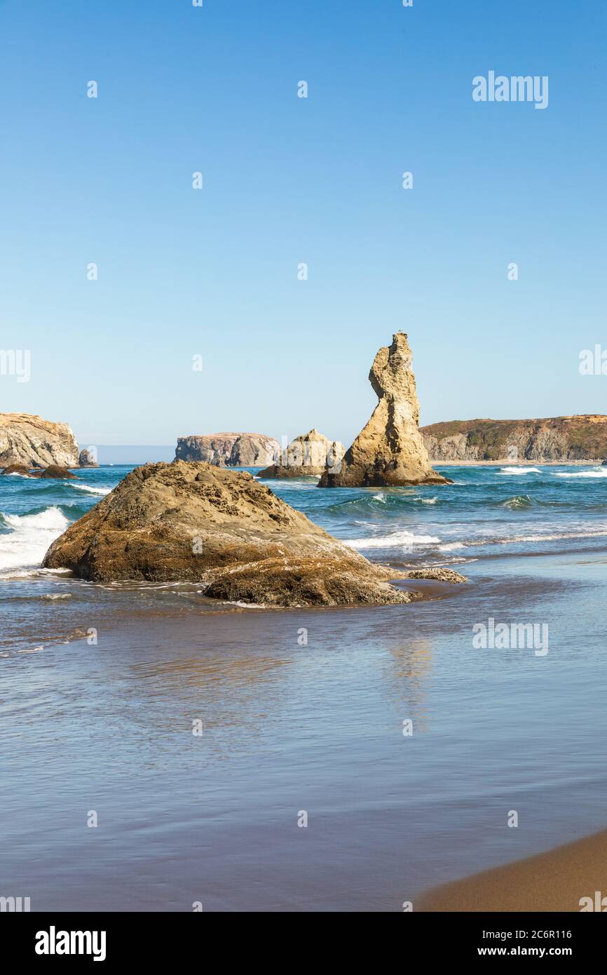 Vertikales Bild - Needle Rock Sea Stack am Bandon Beach in Oregon Stockfoto