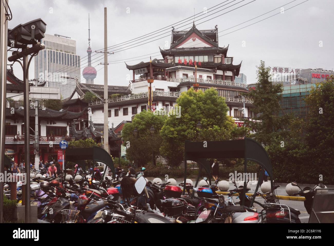 Großer Parkplatz für Roller, Stadt Shanghai China. Stockfoto