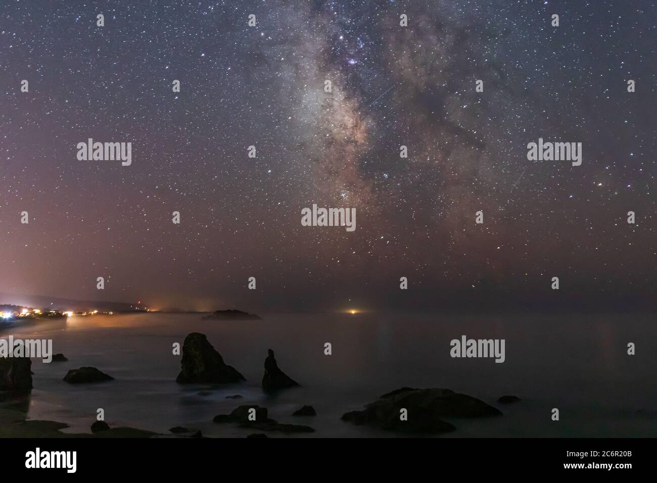 Milchstraße Galaxie über Bandon Beach als Nebel in Oregon an Land kommt Stockfoto