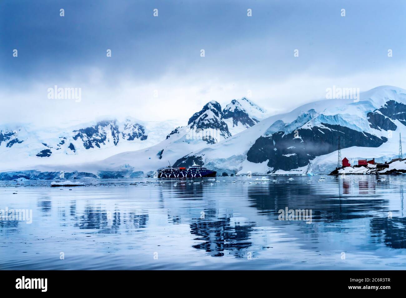 Schneeschiff Argentine Almirante Brown Station Blue Glacier Mountain Paradise Harbour Bay Antarktische Halbinsel Antarktis. Gletscher eisblau beca Stockfoto