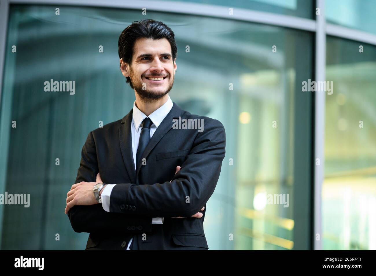 Junger Geschäftsmann im Freien lächelt selbstbewusst Stockfoto