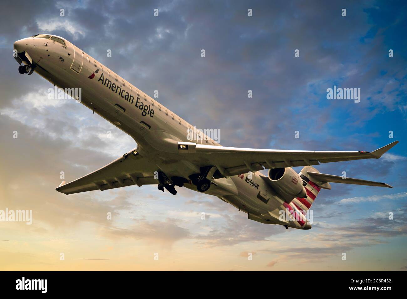 American Eagle CRJ-900 steigt nach dem Start vom Sarasota Flughafen in Florida aus Stockfoto