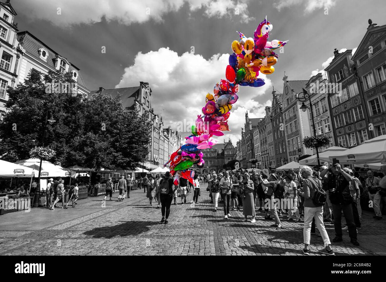 DANZIG, POLEN - 7. AUGUST 2019: Menschen im historischen Zentrum von Gdańsk. Schwarz-Weiß-Konzept mit selektiver Farbe. Stockfoto