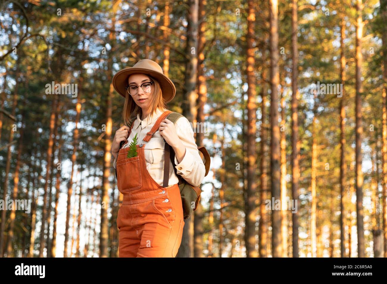 Portrait einer Botanistin mit Rucksack auf ökologischem Wanderweg im Sommer. Naturforscher erkunden Wildtiere und Ökotourismus Abenteuer Wandern in einem Wil Stockfoto