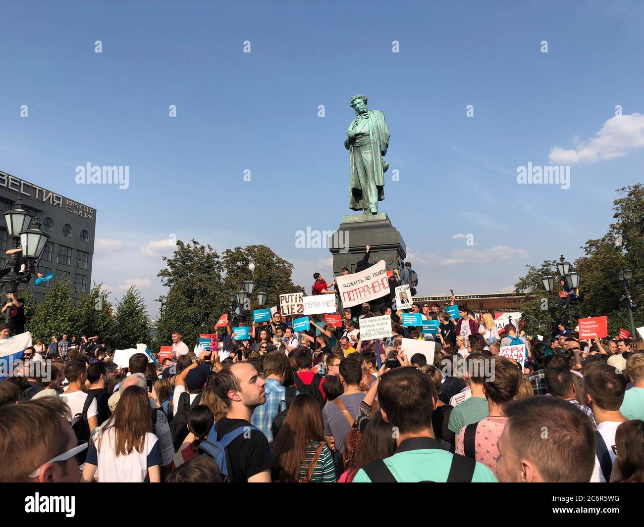 Junge Demonstranten, die während der Anti-Regierung und Kundgebung auf dem Puschkin-Platz in Moskau, Russland, Schilder zeigen. Stockfoto