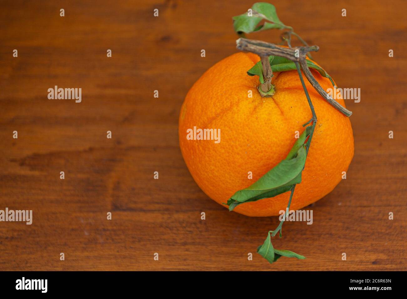 Orange mit zerknittert Blätter auf Holz verschwommen Hintergrund. Leerzeichen für Text Stockfoto