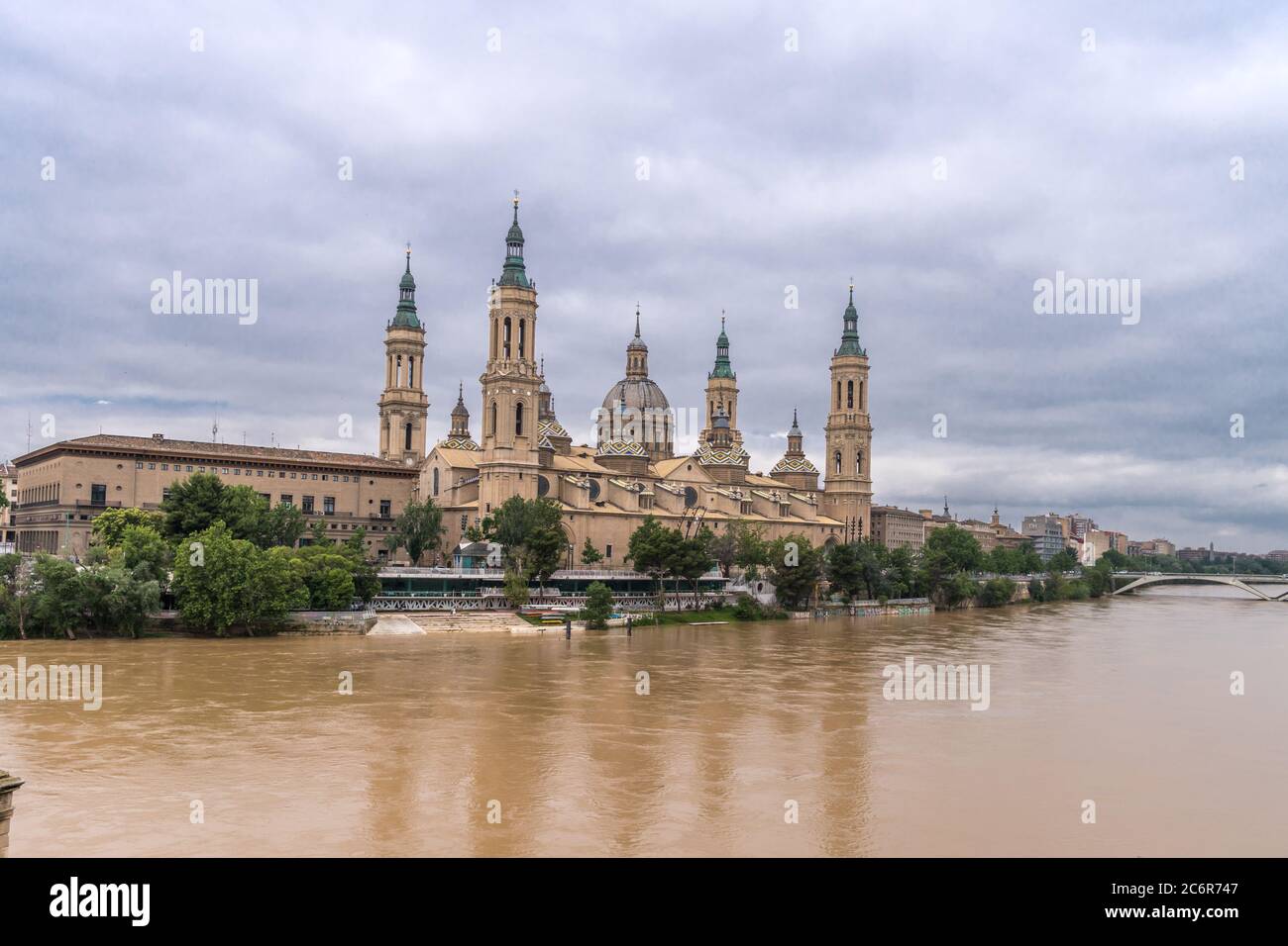 Basilika Kathedrale Pilar Zaragoza Aragon Spanien, Wasser Reflexion Ebro Fluss Stockfoto