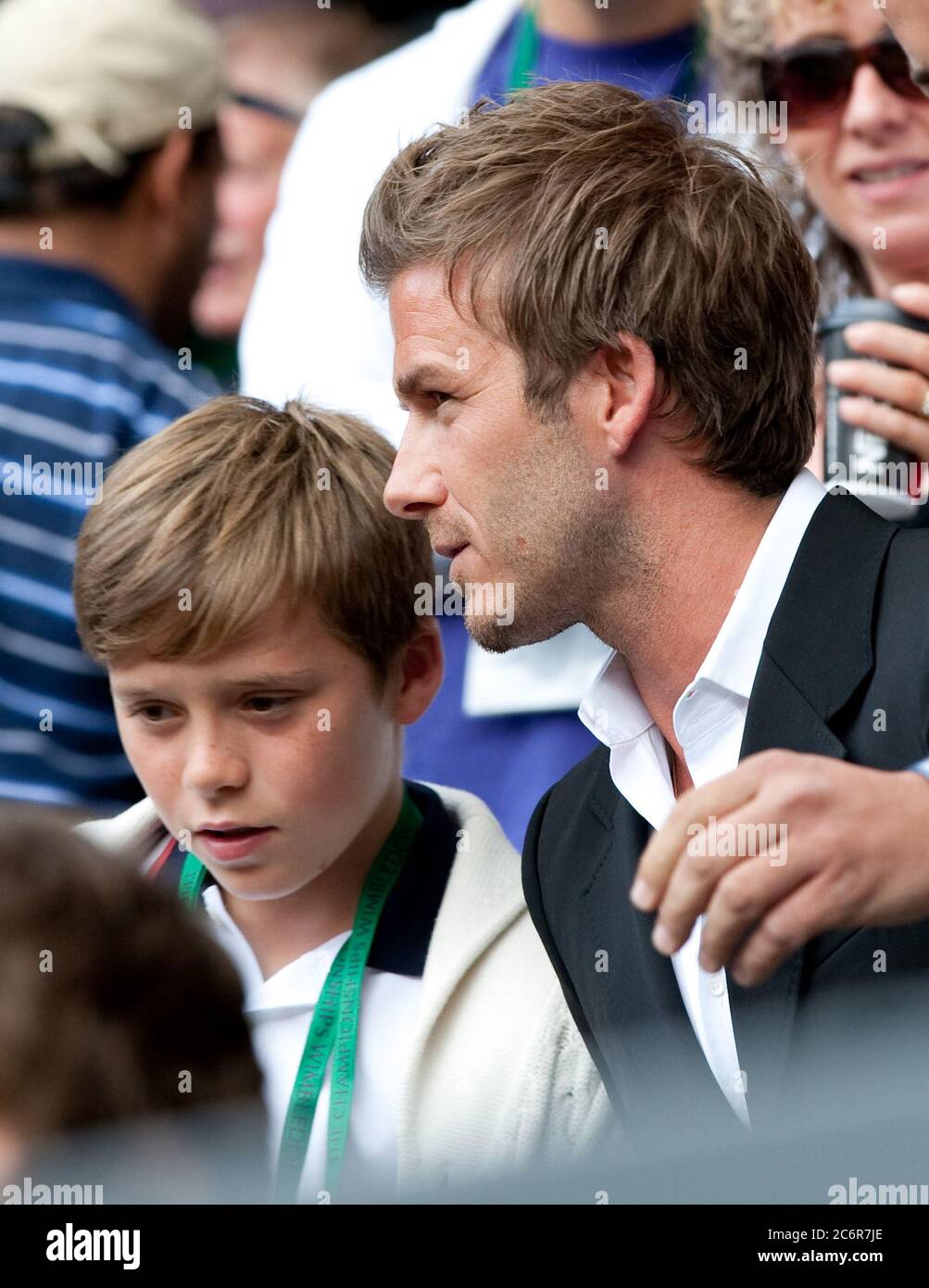 London, Großbritannien. Juli 2010. LONDON, ENGLAND - JULI 02: Fußballspieler David Beckham (trägt seinen Ehering inmitten von Gerüchten über einen Bruch mit Frau Victoria Beckham) Und Sohn Brooklyn nehmen am Halbfinale zwischen Andy Murray aus Großbritannien und Rafael Nadal aus Spanien am Tag elf der Wimbledon Lawn Tennis Championships im All England Lawn Tennis and Croquet Club am 2. Juli 2010 in London, England Teil.Personen: David Beckham Brooklyn Beckham Kredit: Storms Media Group/Alamy Live News Stockfoto