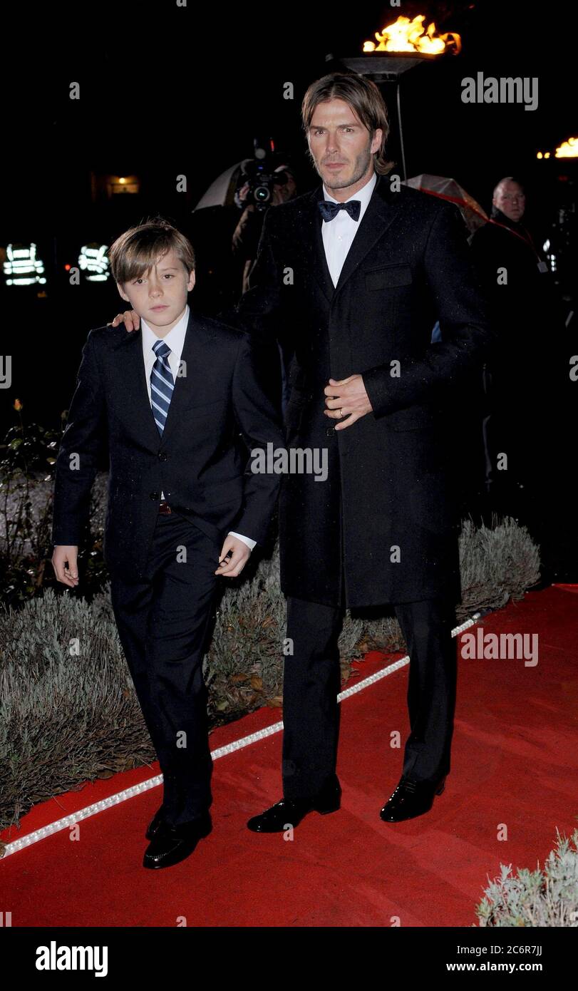 London, Großbritannien. Dezember 2010. SMG_UK5_David Beckham und Brooklyn Beckham_Night of Heroes_121510_22.JPG LONDON, VEREINIGTES KÖNIGREICH - 15. DEZEMBER: David Beckham und Brooklyn Beckham nehmen am 15. Dezember 2010 im Imperial war Museum in London, England, an der "A Night of Heroes: The Sun Military Awards" Teil ( Quelle: Storms Media Group/Alamy Live News Stockfoto
