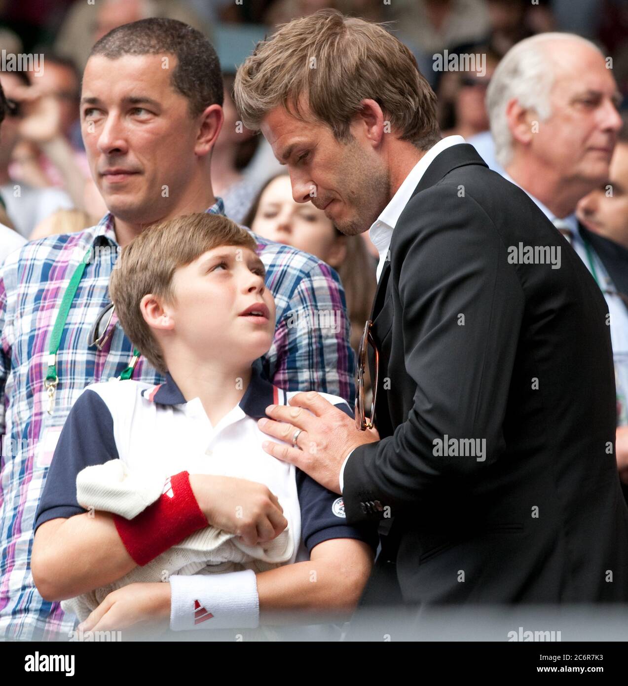 London, Großbritannien. Juli 2010. LONDON, ENGLAND - JULI 02: Fußballspieler David Beckham (trägt seinen Ehering inmitten von Gerüchten über einen Bruch mit Frau Victoria Beckham) Und Sohn Brooklyn nehmen am Halbfinale zwischen Andy Murray aus Großbritannien und Rafael Nadal aus Spanien am Tag elf der Wimbledon Lawn Tennis Championships im All England Lawn Tennis and Croquet Club am 2. Juli 2010 in London, England Teil.Personen: David Beckham Brooklyn Beckham Kredit: Storms Media Group/Alamy Live News Stockfoto