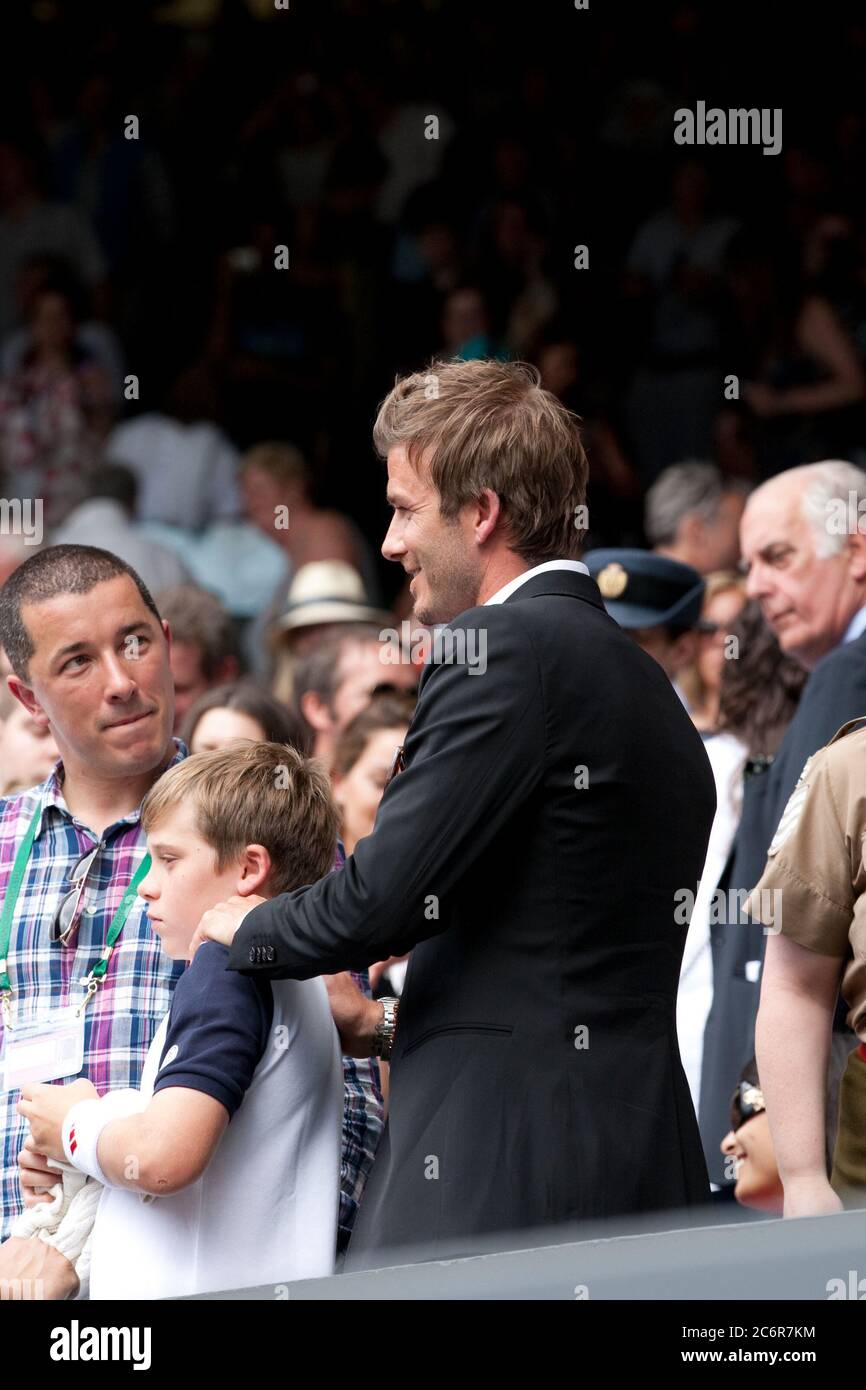London, Großbritannien. Juli 2010. LONDON, ENGLAND - JULI 02: Fußballspieler David Beckham (trägt seinen Ehering inmitten von Gerüchten über einen Bruch mit Frau Victoria Beckham) Und Sohn Brooklyn nehmen am Halbfinale zwischen Andy Murray aus Großbritannien und Rafael Nadal aus Spanien am Tag elf der Wimbledon Lawn Tennis Championships im All England Lawn Tennis and Croquet Club am 2. Juli 2010 in London, England Teil.Personen: David Beckham Brooklyn Beckham Kredit: Storms Media Group/Alamy Live News Stockfoto
