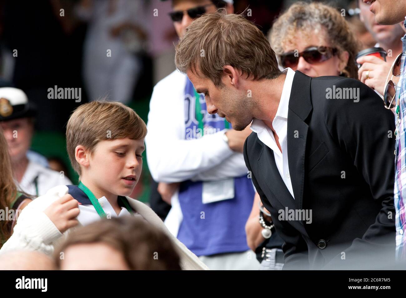 London, Großbritannien. Juli 2010. LONDON, ENGLAND - JULI 02: Fußballspieler David Beckham (trägt seinen Ehering inmitten von Gerüchten über einen Bruch mit Frau Victoria Beckham) Und Sohn Brooklyn nehmen am Halbfinale zwischen Andy Murray aus Großbritannien und Rafael Nadal aus Spanien am Tag elf der Wimbledon Lawn Tennis Championships im All England Lawn Tennis and Croquet Club am 2. Juli 2010 in London, England Teil.Personen: David Beckham Brooklyn Beckham Kredit: Storms Media Group/Alamy Live News Stockfoto