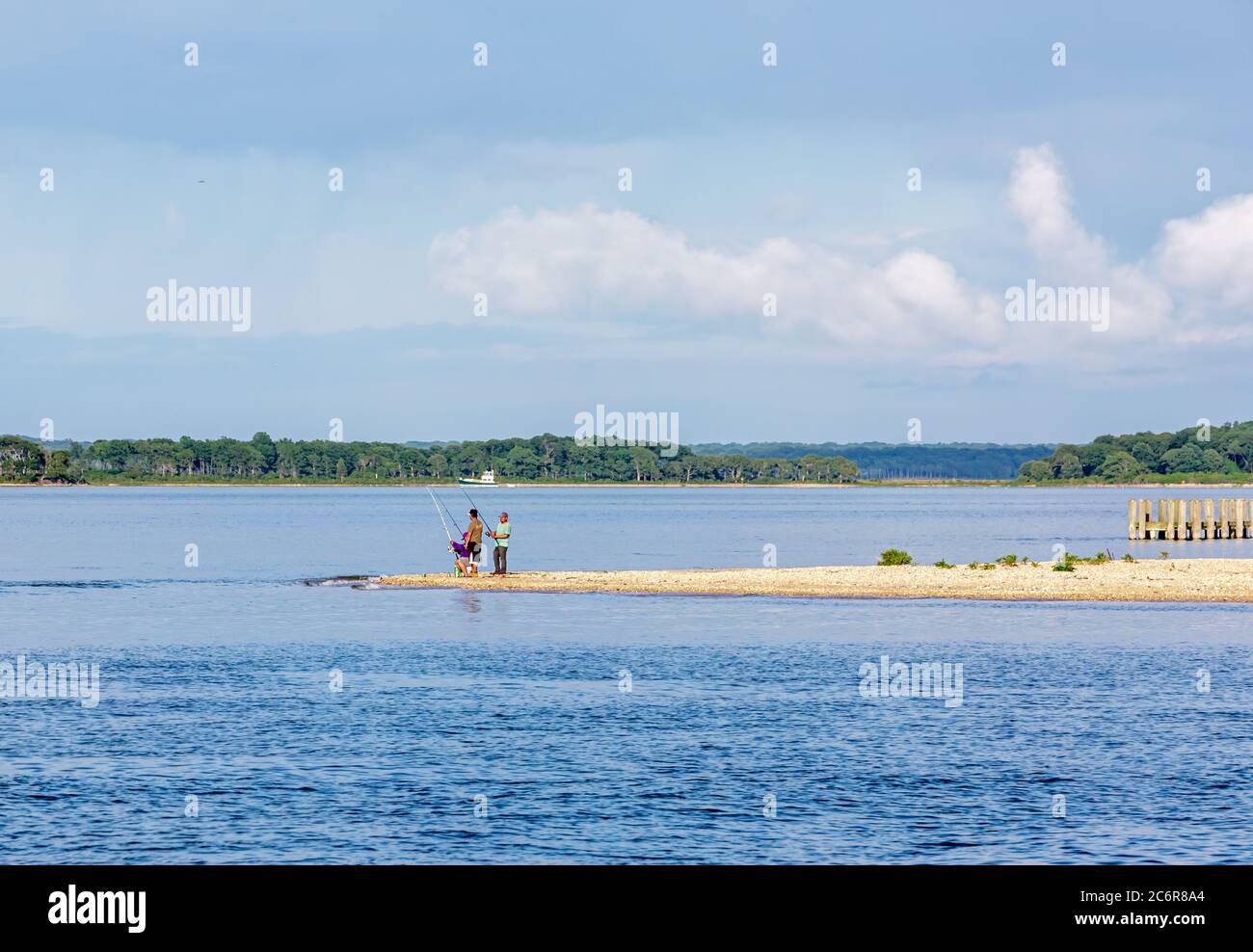 Zwei Männer Angeln auf Tyndal Point, North Haven, NY Stockfoto