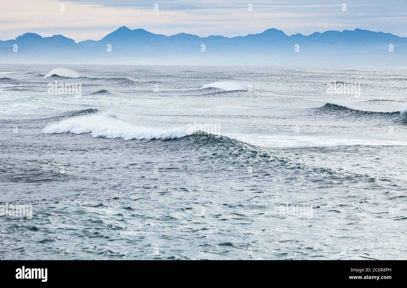 Wellen an der Oregon Küste, von Clatsop Spit, Fort Stevens State Park, USA aus gesehen. Stockfoto