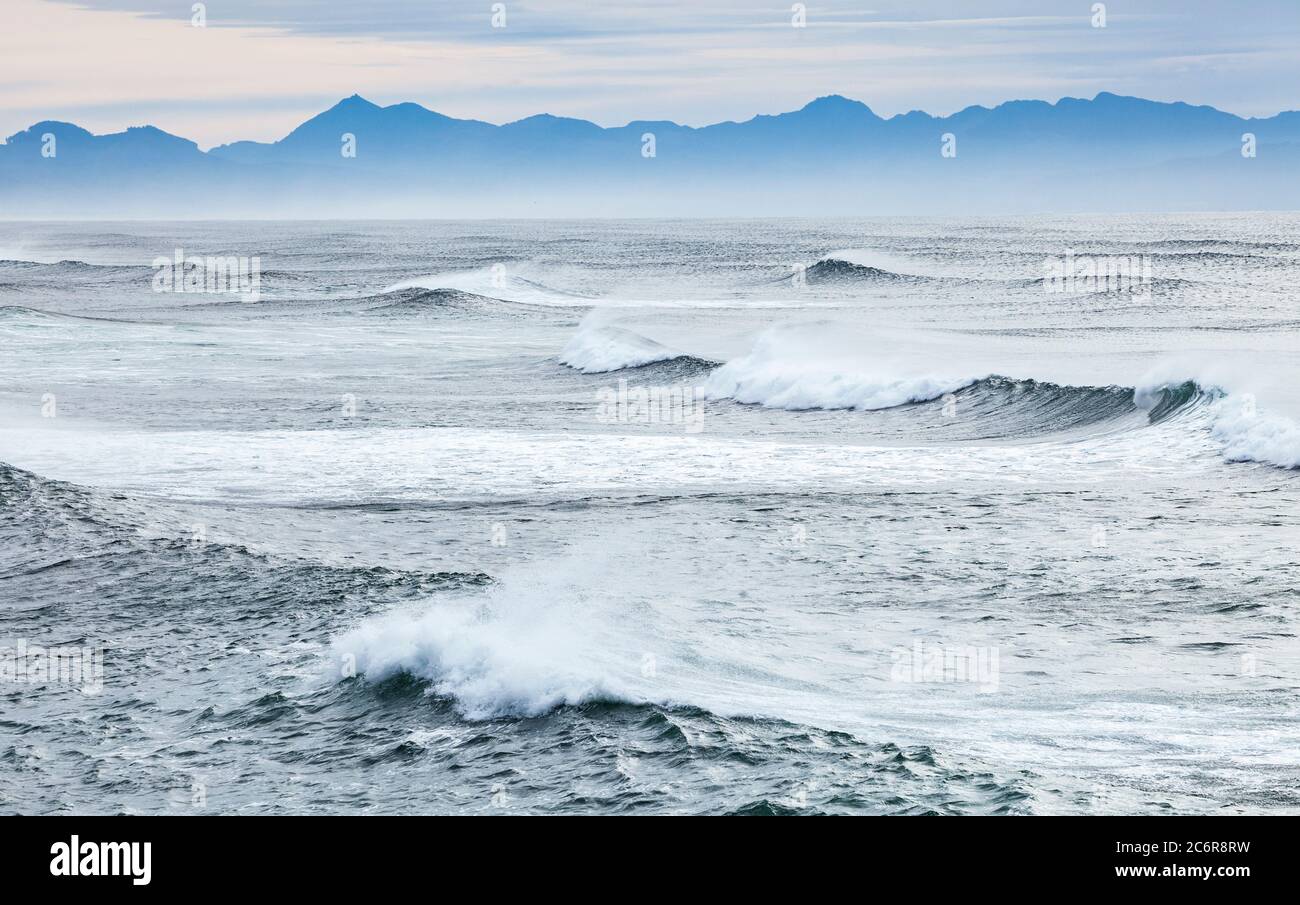 Wellen an der Oregon Küste, von Clatsop Spit, Fort Stevens State Park, USA aus gesehen. Stockfoto